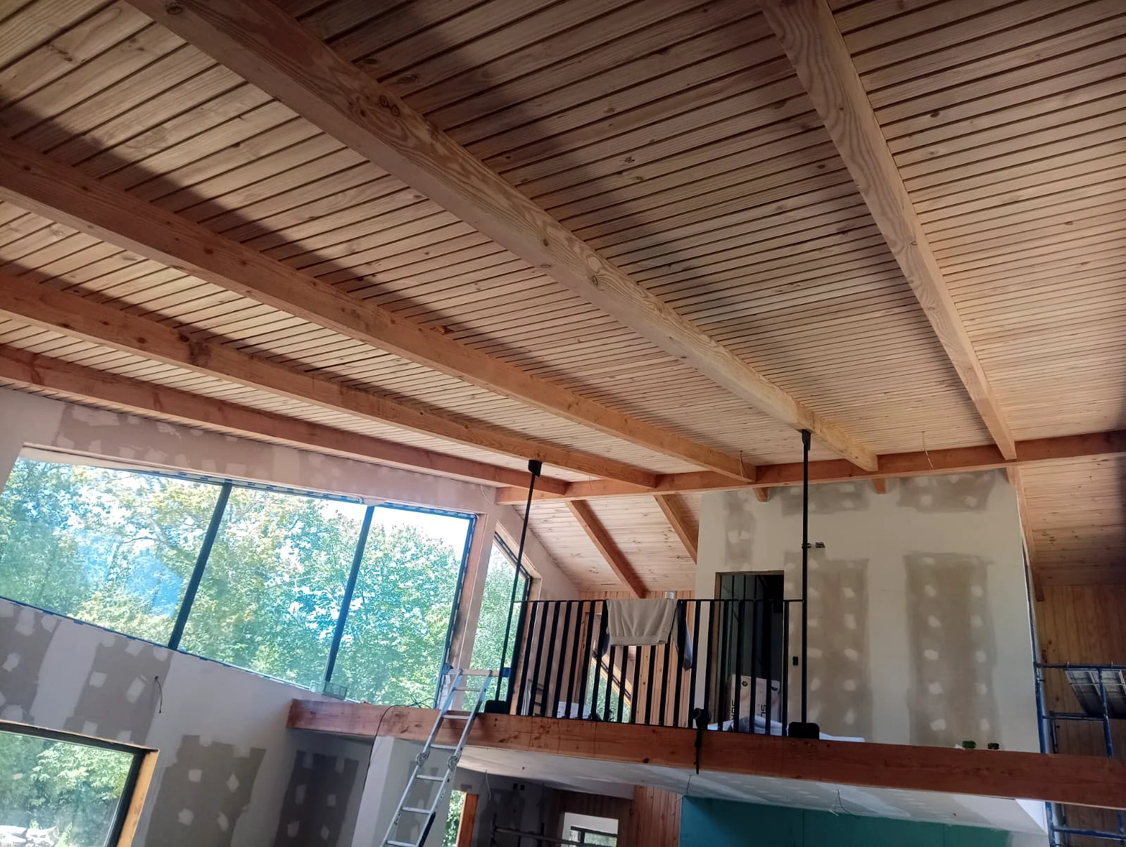 Interior con altillo, cielos de madera y terminaciones aún en ejecución